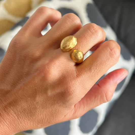 anillo boho ajustable,grande, dorado y resistente al agua ideal para completar look de Invitada a bodas, bautizos y comuniones. está confeccionado en acero hipoalergénico y es la idea de regalo perfecto para el día de la madre o amigo invisible. Gold plated stainless steel adjustable waterproof ring