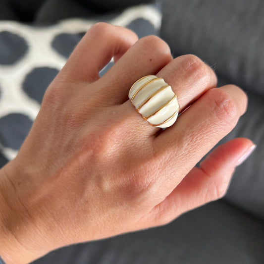 anillo ajustable,grande, dorado y esmaltado en crema. Es resistente al agua e ideal para completar look de nvitada a bodas, bautizos y comuniones. está confeccionado en acero hipoalergénico y es la idea de regalo perfecto para el día de la madre o amigo invisible. Gold plated stainless steel adjustable waterproof ring