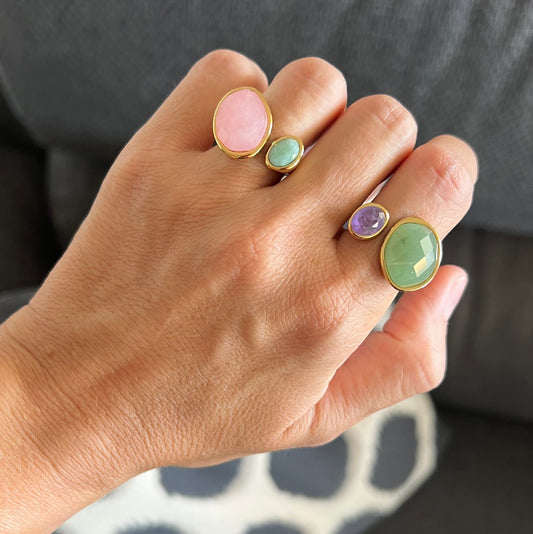 anillo ajustable,grande, dorado y resistente al agua ideal para completar look de nvitada a bodas, bautizos y comuniones. está confeccionado en acero hipoalergénico y piedra natural y es la idea de regalo perfecto para el día de la madre o amigo invisible. Gold plated stainless steel adjustable waterproof ring