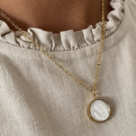 GARGANTILLA dorada con medalla de la virgen maria en nácar. Es de acero hipoalergénico y resistente al agua. Ideal como regalo de primera comunión para niña.
