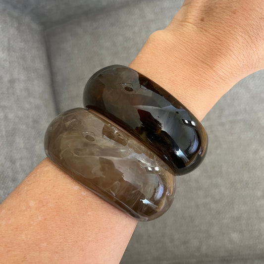 pulsera de resina en color caqui o marrón casi beige. Es ancha apra llevar por encima de mangas de jersey o camisa.