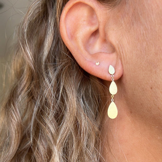 PENDIENTES COLGANTES CORTOS ESTILO BOHO. Son de lágrimas o gotas colgantes con cadena. No pesan nada. Son de acero hipoalergénico y resistente al agua. Son dorados y perfectos para looks boho y para llevar en la piscina o en el mar.