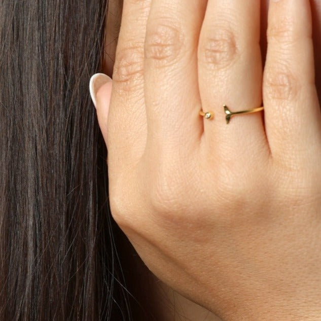 anillo abierto y ajustable cola de ballena para verano. de plata rodiada con baño de oro 18 kilates.