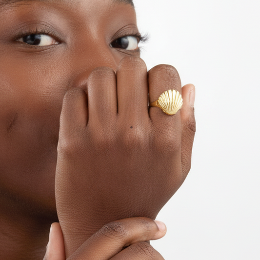 anillo ajustable para verano en forma de concha. Puedes elegirlo en dorado o plateado y es resistente al agua. está confeccionado en acero hipoalergénico e inoxidable. Gold plated stainless steel adjustable waterproof shell ring. talla única ajustable.