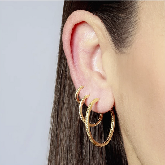 pendientes de aro grandes y básicos con circonitas como los de jennifer lopez. Estan confeccionados en plata de ley con baño de oro 18 kilates y cierre fácil. JLO´s gold plated sterling silver zircon hoop earrings.