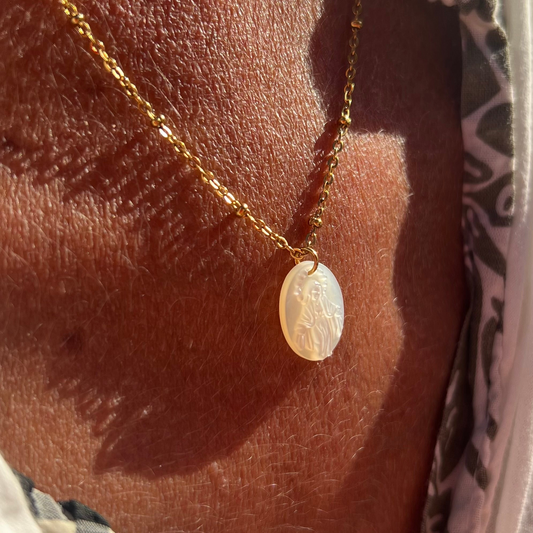 GARGANTILLA dorada con medalla ovalada de la virgen maria en nácar. Es de acero hipoalergénico y resistente al agua.
