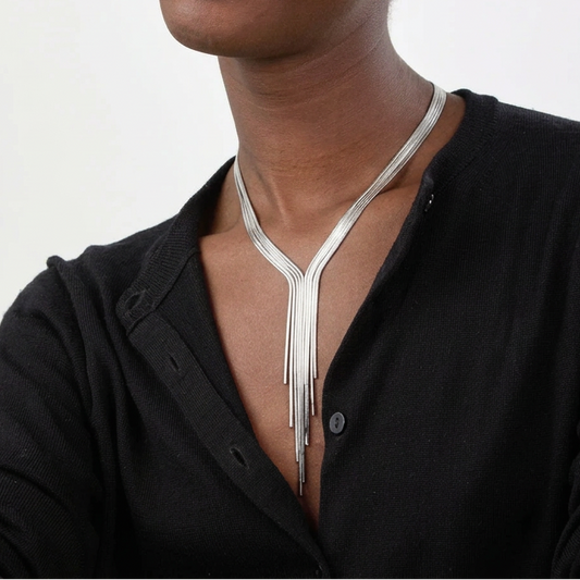 collar largo boho para adolescente o chica joven que lleve escote en v o escote pronunciado. es de cadena larga con flecos. ideal para looks de noche o de fiesta. Es de acero hipoalergénico dorado o plateado y resistente al agua