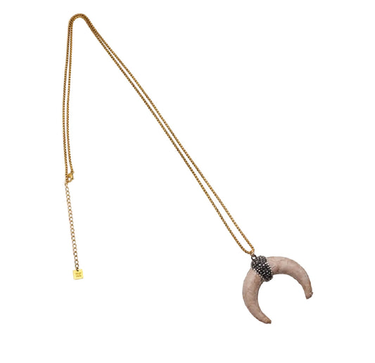 collar largo con colgante de cuerno media luna en piel color marfil. la cadena es de acero hipoalergénico y resistente al agua