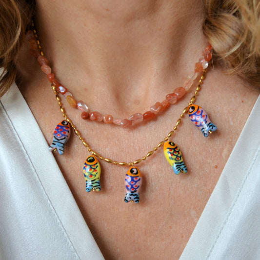 COLLAR waterproof o resistente al agua confeccionada en acero con baño de oro 18 kilates. Los abalorios con peces colores DE cerámica (CORAL, azul TURQUESA, naranja rojo Y VERDE)