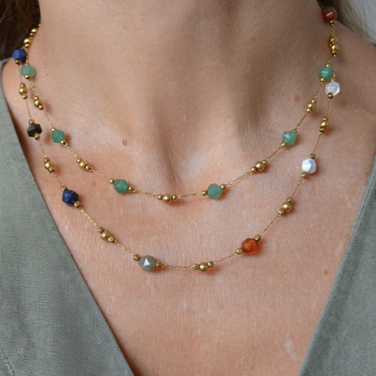 collar o gargantilla boho de acero hipoalergenico resistente al agua. tiene piedras naturales rodocrosita, aventurina, espinela y esta bañada en oro. Gold plated stainless steel turquoise and coral bead waterproof necklace