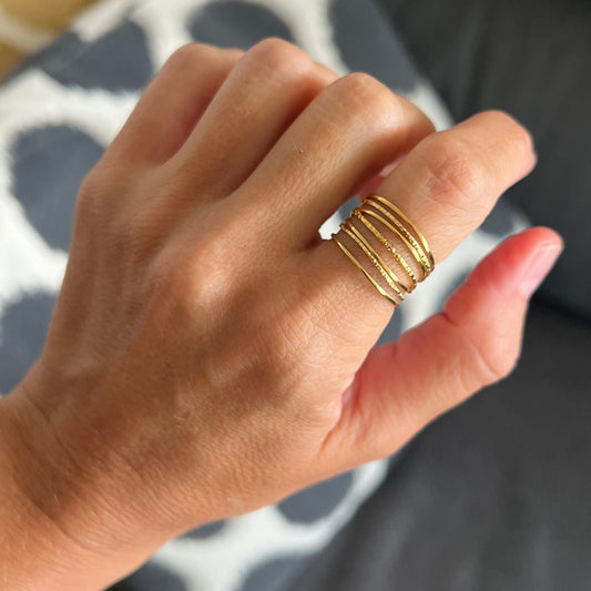 anillo boho ajustable,grande, dorado y resistente al agua ideal para completar look de Invitada a bodas, bautizos y comuniones. está confeccionado en acero hipoalergénico y es la idea de regalo perfecto para el día de la madre o amigo invisible. Gold plated stainless steel adjustable waterproof ring