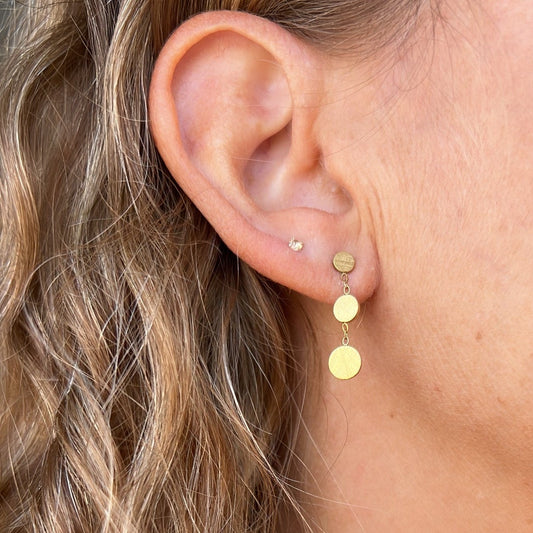 PENDIENTES COLGANTES CORTOS ESTILO BOHO. Son de lágrimas o gotas colgantes con cadena. No pesan nada. Son de acero hipoalergénico y resistente al agua. Son dorados y perfectos para looks boho y para llevar en la piscina o en el mar.