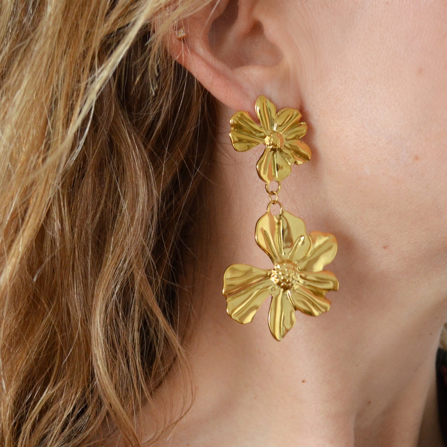 pendientes dorados largos de flores para invitada a boda o fiesta de primavera. son de acero resistente al agua e hipoalergénico. Gold plated stainless steel flower long earrings