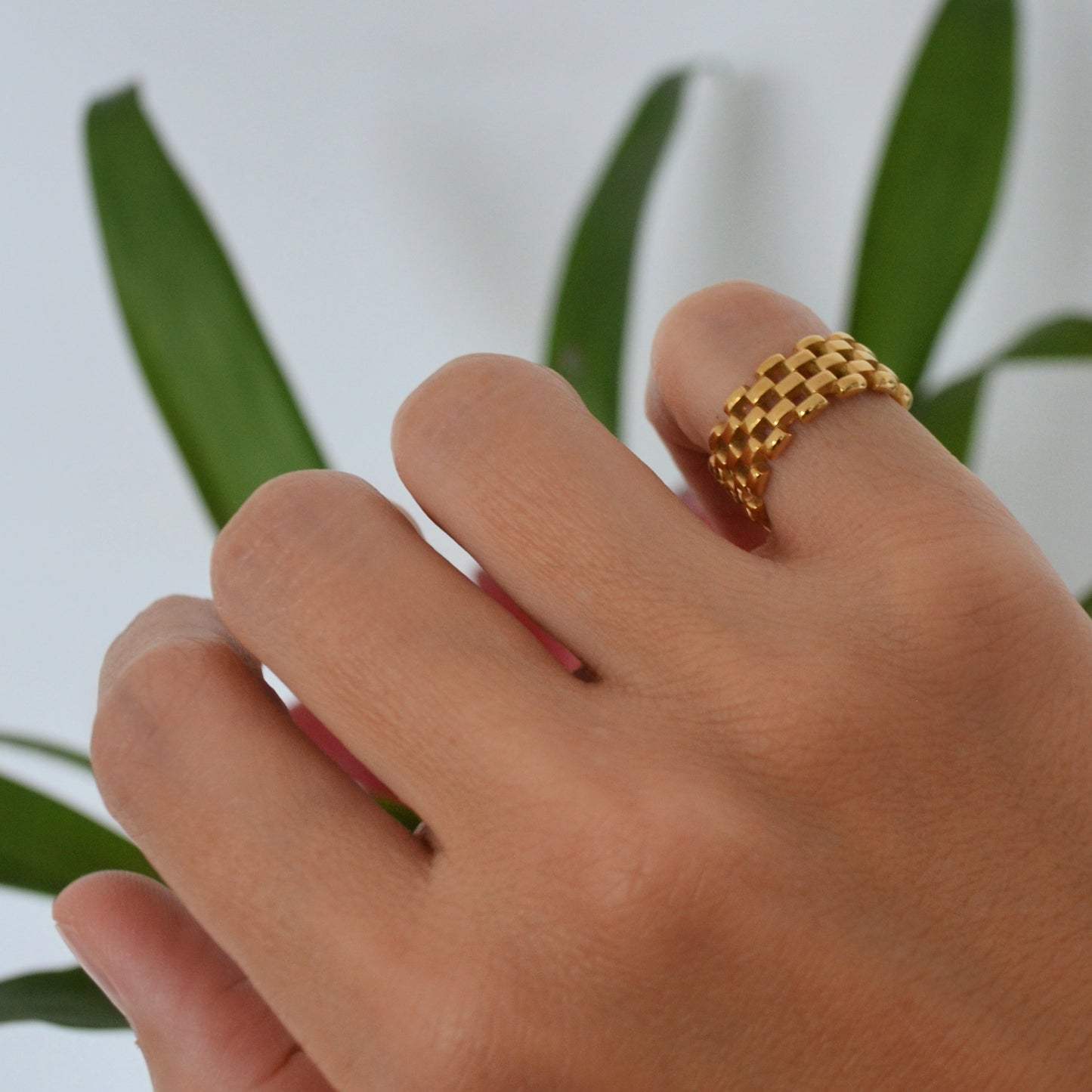 anillo MEÑIQUE dorado estilo años 90 y resistente al agua. está confeccionado en cadena de acero hipoalergénico con baño de oro. Gold plated stainless steel waterproof chain ring