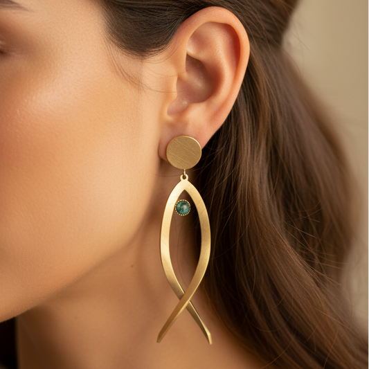 pendientes huecos ligeros con forma de pez y el ojo es de piedra natural africana verde. Son de acero hipoalergénico y resistente al agua. Son dorados y perfectos para looks casual de diario y para llevar en la piscina o en el mar.