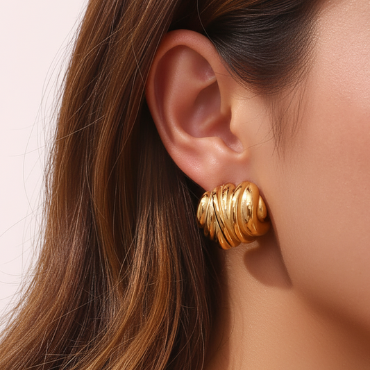 PENDIENTES GRANDES CON RELIEVE IRREGULAR
ESTILO VINTAGE. Son de acero hipoalergénico resistente al agua y bañado en oro o plata. Diseño similar a los pendientes de de maria pombo por agatha paris