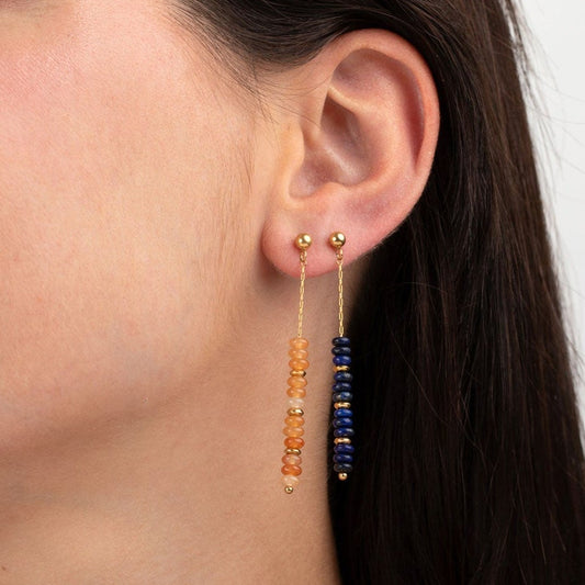 pendientes largos de estilo boho. son de acero quirúrgico, inoxidable, hipoalergénico y resistente al agua. Acabado dorado y cuentas de piedra natural como lapislázuli, aventurina roja o labradorita. Ideales para un look más hippy de noches de verano en la playa.