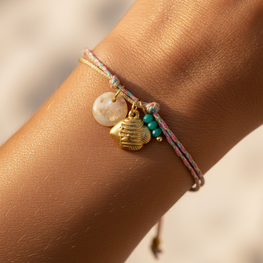 pulsera waterproof o resistente al agua confeccionada con cordón dorado y rosa con abalorios de piedra natural y acero dorado. Cierre ajustable, colgante de concha, pez, cangrejo y abalorios de colores (CORAL, azul TURQUESA, naranja)