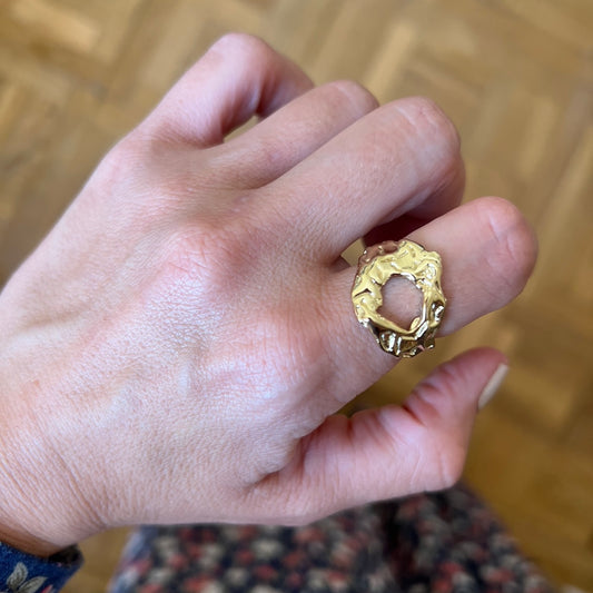 anillo dorado Ancho ajustable y resistente al agua.. está confeccionado en acero hipoalergénico con baño de oro irregular. Gold plated stainless steel waterproof adjustable ring