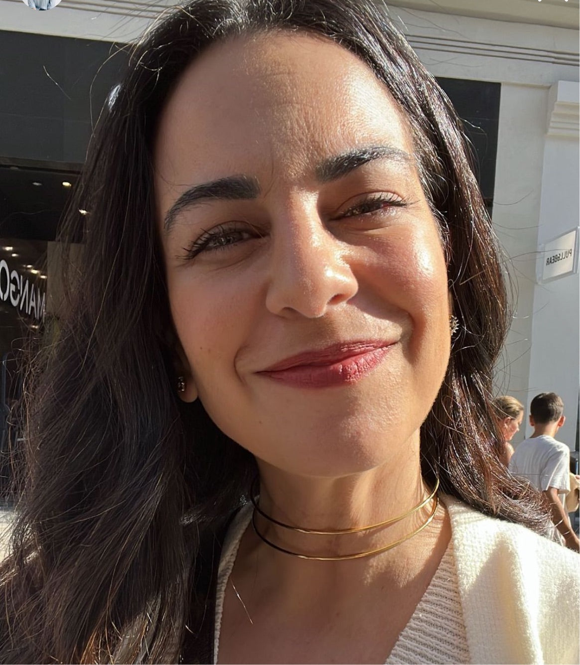 COLLAR rígido doble tipo choker waterproof o resistente al agua confeccionado en acero inoxidable con baño de oro 18 kilates. Tiene dos aros rígidos y es ajustable al cuello. Gold plated stainless Steel adjustable double ring choker necklace.