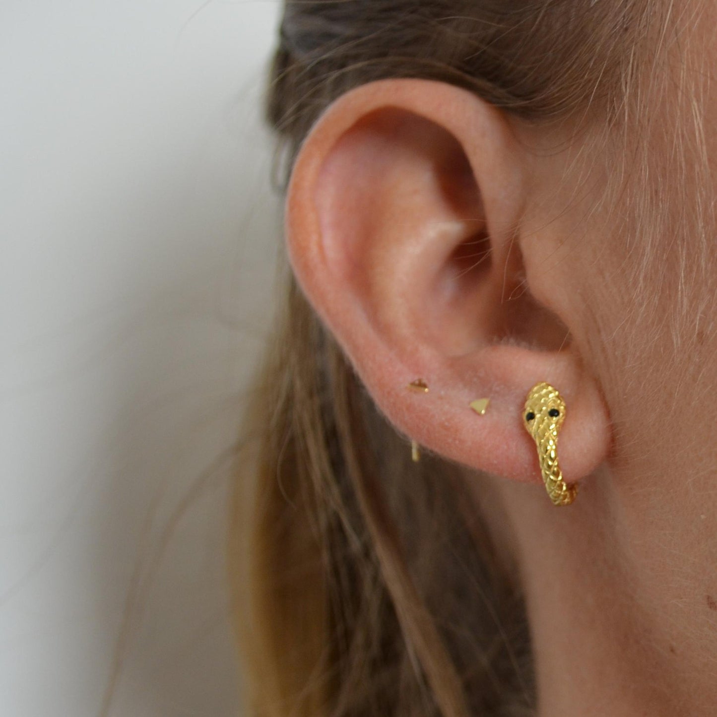 pendientes mini o pequeños de triángulo para piercing confeccionados en plata de ley con baño de oro 18 kilates
