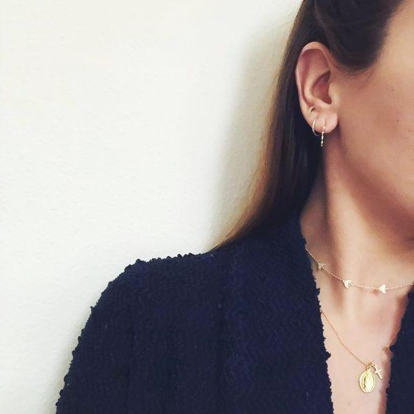 Cadenita con colgante de la virgen de guadalupe y una pequeña cruz. Confeccionada en plata de ley 925 con baño de oro 18 kilates.