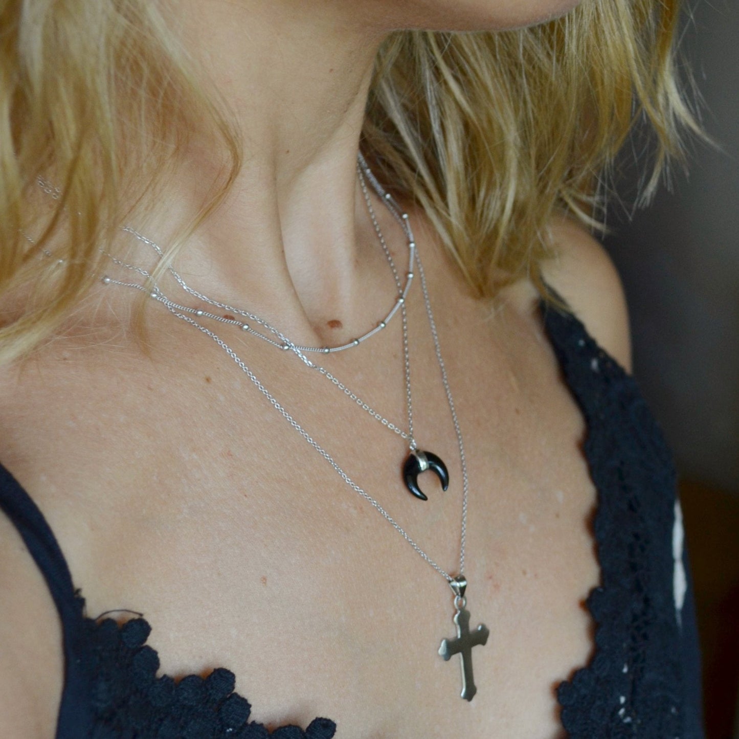 gargantilla fina con bolitas pequeñas confeccionada en plata de ley 925 con baño de oro 18 kilates