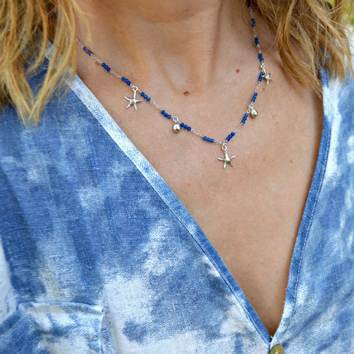 Colgante o charm de gotita para personalizar una gargantilla o pulsera en plata de ley con baño de oro 18 kilates