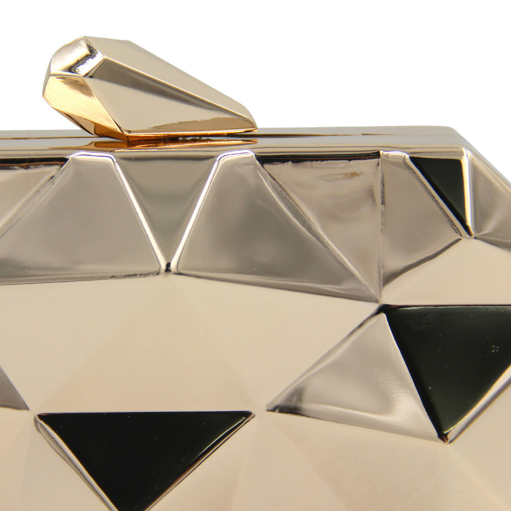 Clutch metálico dorado con relieve para invitadas a boda. Gold metallic clutch bag.