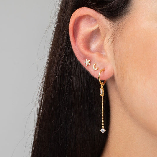 mini pendientes para piercing de media luna con circonitas. Son hipoalergénicos porque están confeccionados en plata de ley con baño de oro 18 kilates. Gold plated sterling silver zircon tiny moon piercing earrings.