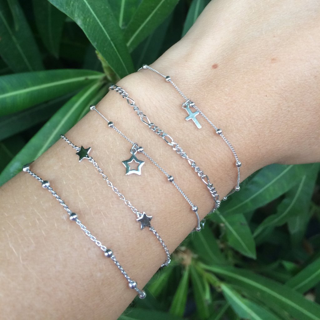 pulsera de cadena de bolitas y cruz confeccionada en plata de ley y bañada en or