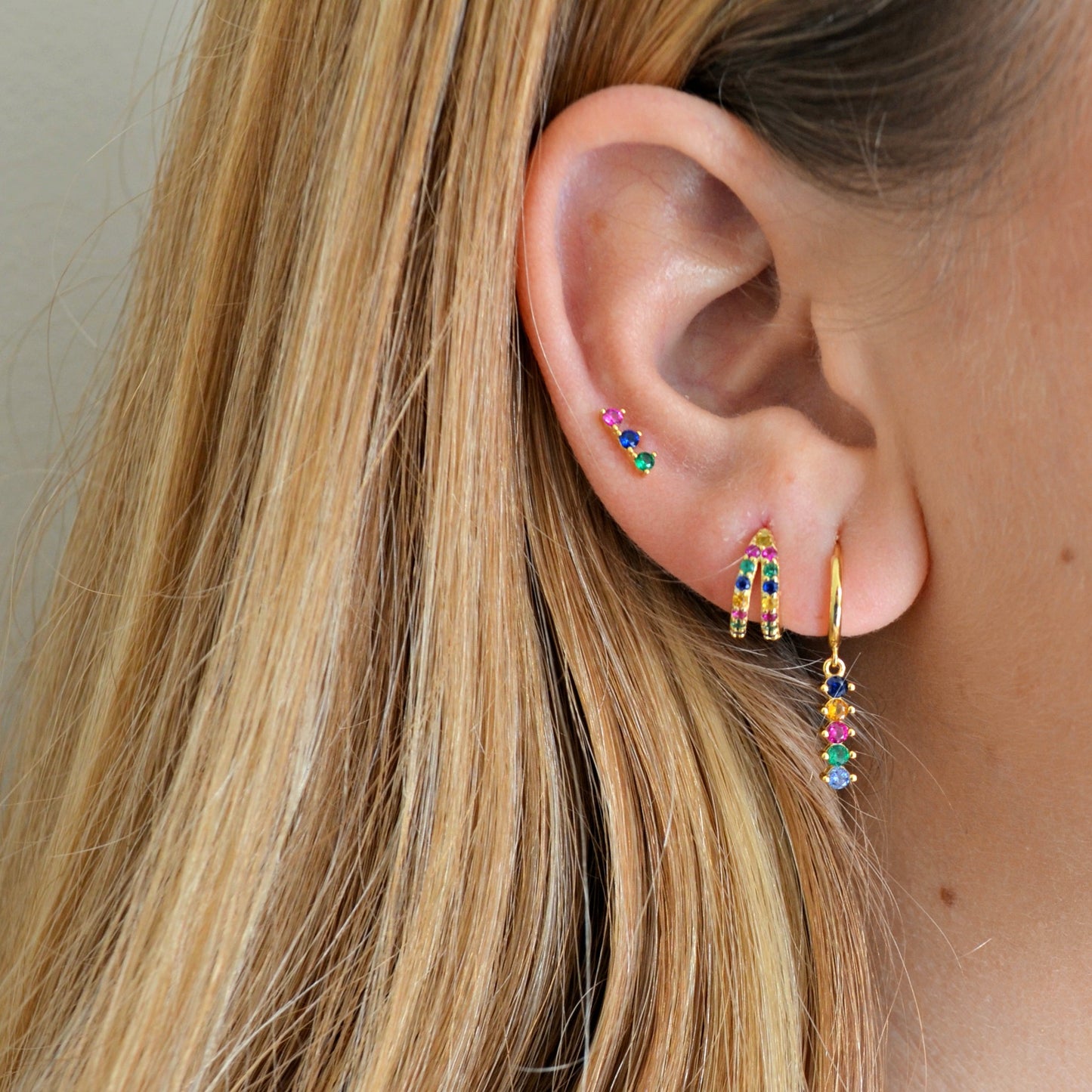 Pequeños pendientes de doble aro para piercing con con circonitas multicolor confeccionados en plata de ley 925 con baño de oro 18 kilates