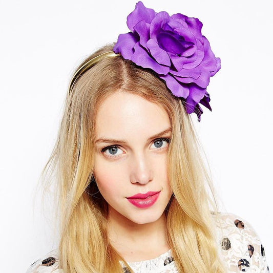 Tocado de diadema con flores moradas para invitada a boda