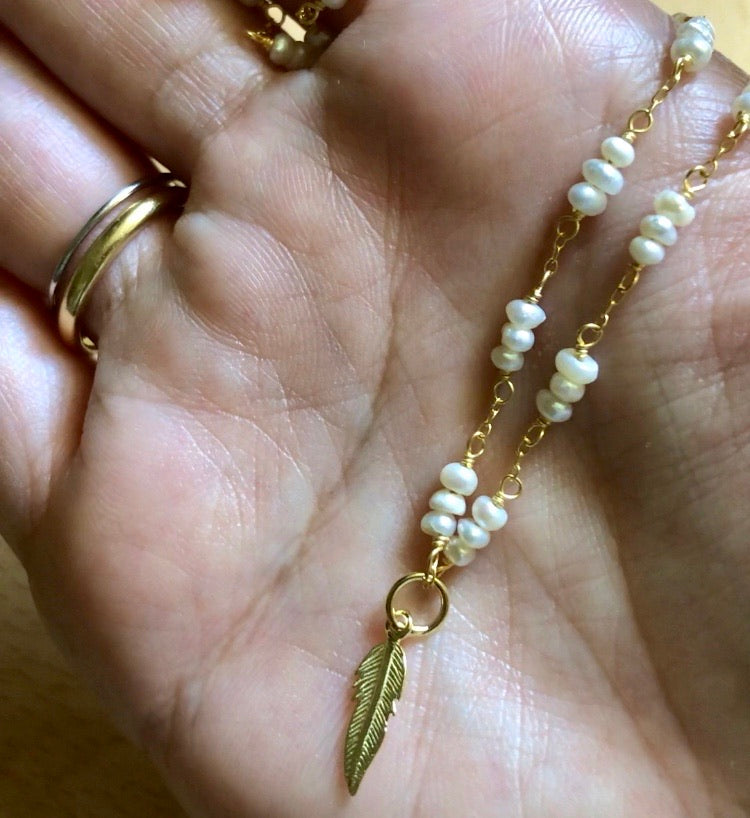 GARGANTILLa personalizada con perlas naturales pequeñas de río o perlitas que se puede llevar tipo chocker y está confeccionada en plata de ley con baño de oro 18 kilates