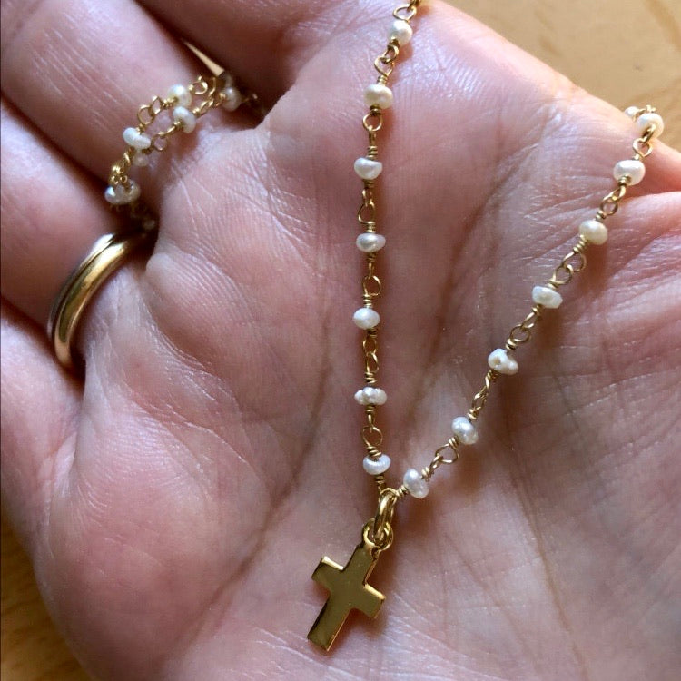 gargantilla o chocker de perlas pequeñas personalizada con medalla de inicial y confeccionada en plata de ley con baño de oro 18 kilates