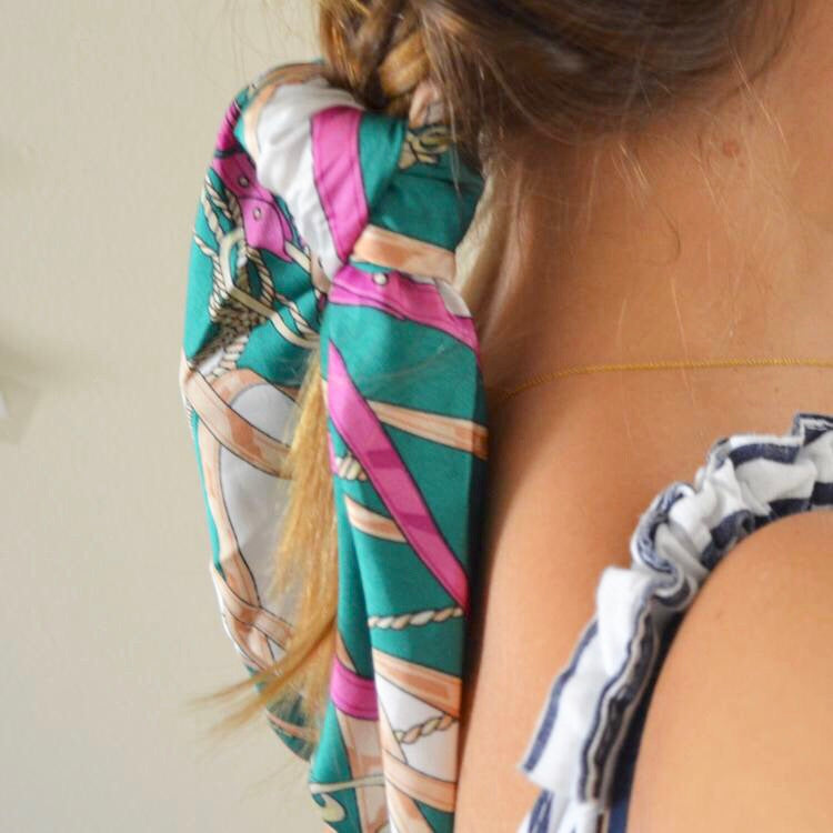 Goma de pelo con pañuelo estampado tipo gucci EN COLOR verde
