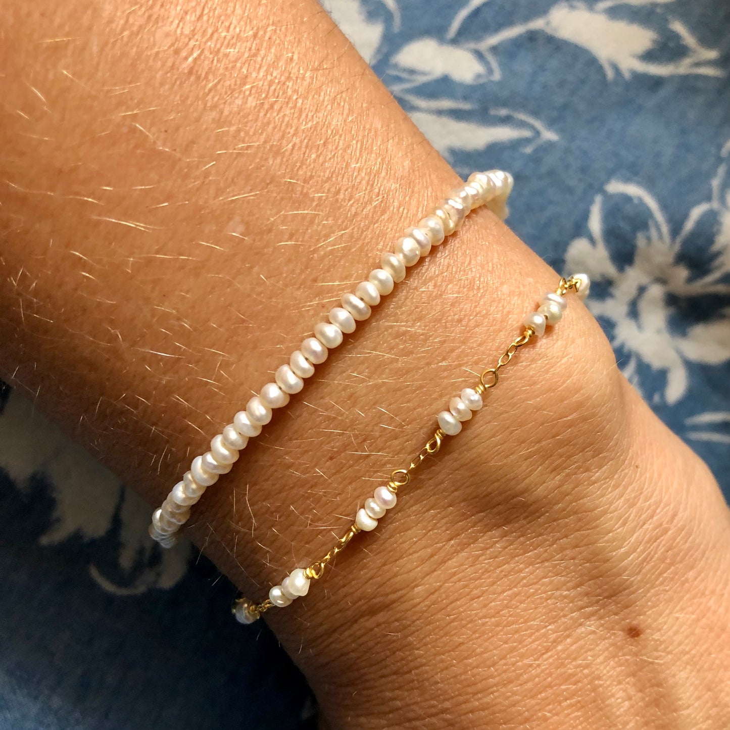 pulsera personalizable de perlas naturales pequeñas confeccionada en plata de ley con baño de oro 18 kilates. Gold plated silver bracelet with natural pearls