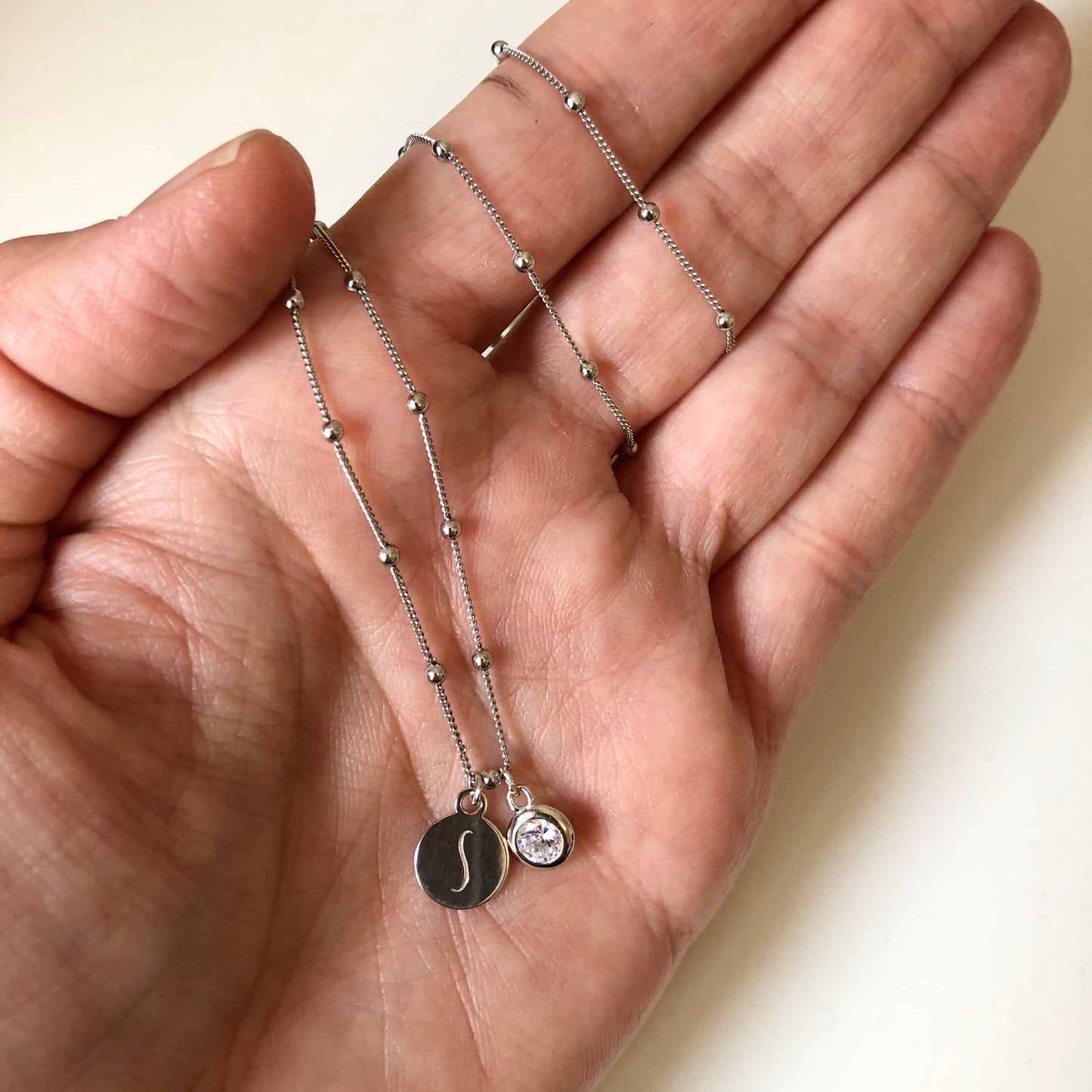 colgante o charm de circonita brillante para personalizar tu gargantilla confeccionado en plata de ley con baño de oro 18 kilates