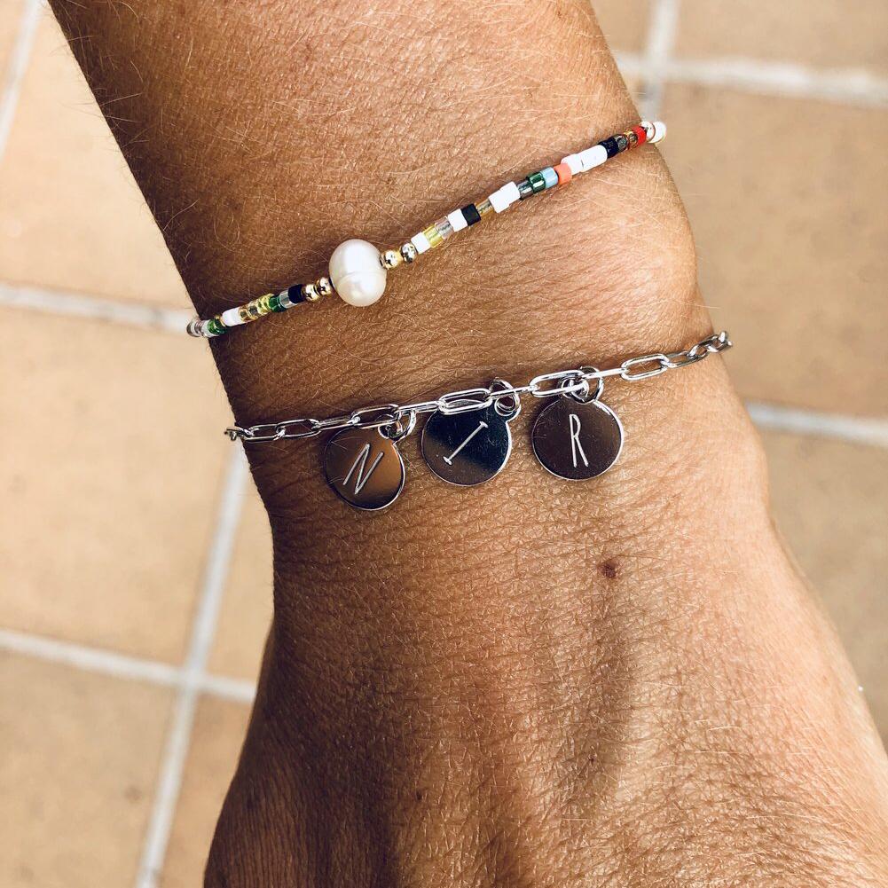 pulsera personalizable de eslabones vintage confeccionada en plata de ley y bañada en oro 18 kilates. gold plated sterling silver bracelet. Medalla con inicial con los nombres de los hijos para personalizar pulsera o gargantilla o pulsera de plata de ley como regalo personalizado para mama. gold plated sterling silver personalized letter medal for bracelet or necklace