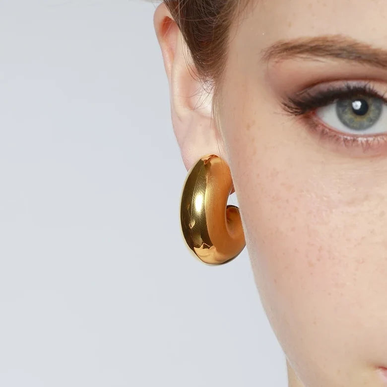 Aros pequeños o aritos mini para agujero de piercing que se venden por unidad y están confeccionados en plata de ley 925 con baño de oro 18 kilates