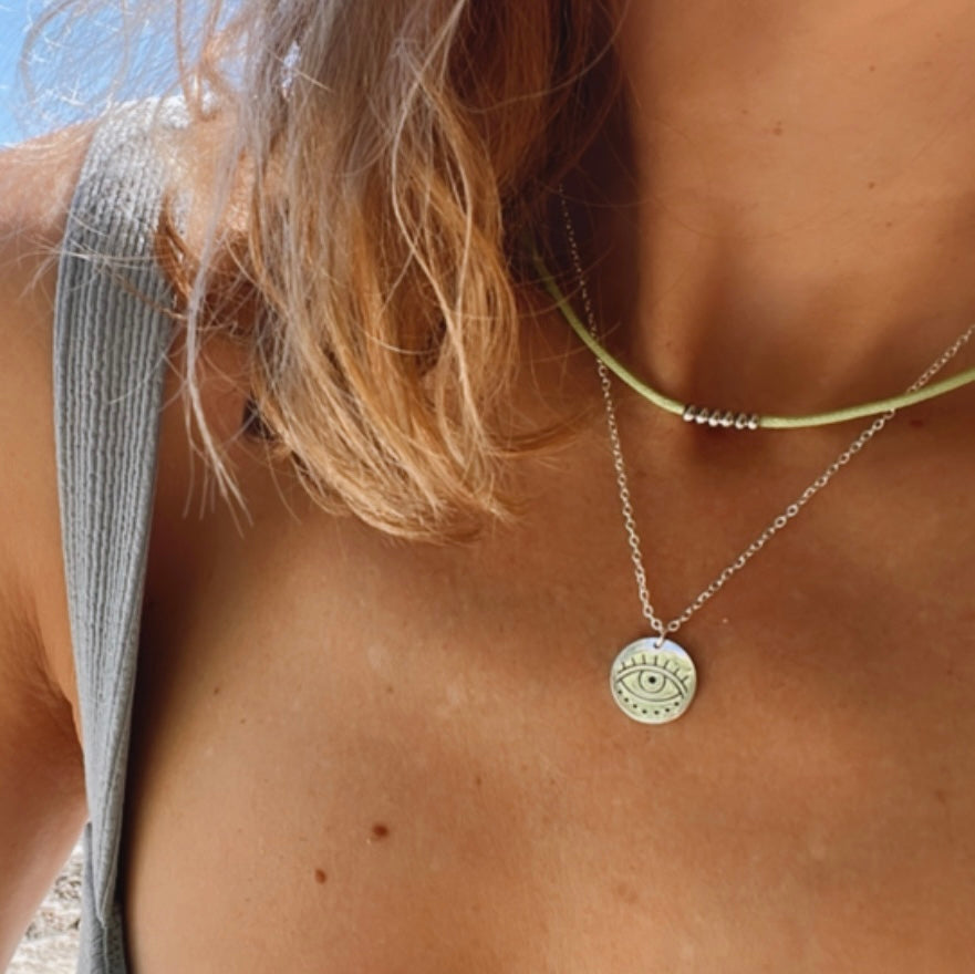 Gargantilla de verano con medalla del ojo turco o de horus. Es un amuleto de acero hipoalergénico dorado resistente al agua. Gold plated stainless steel evil eye pendant necklace