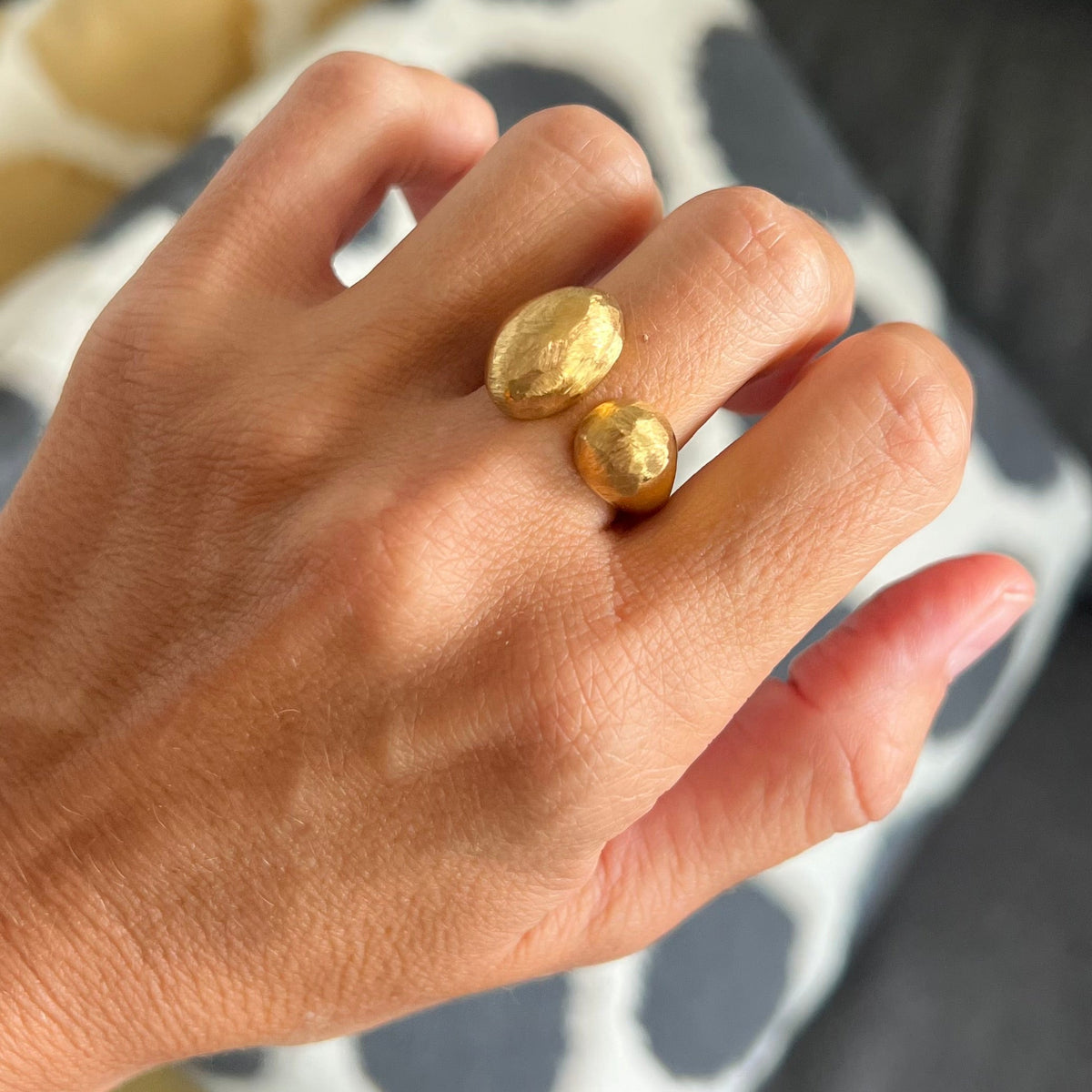 anillo boho ajustable,grande, dorado y resistente al agua ideal para  completar look de Invitada a bodas, bautizos y comuniones. está confeccionado en acero hipoalergénico y es la idea de regalo perfecto para el día de la madre o amigo invisible. Gold plated stainless steel adjustable waterproof ring