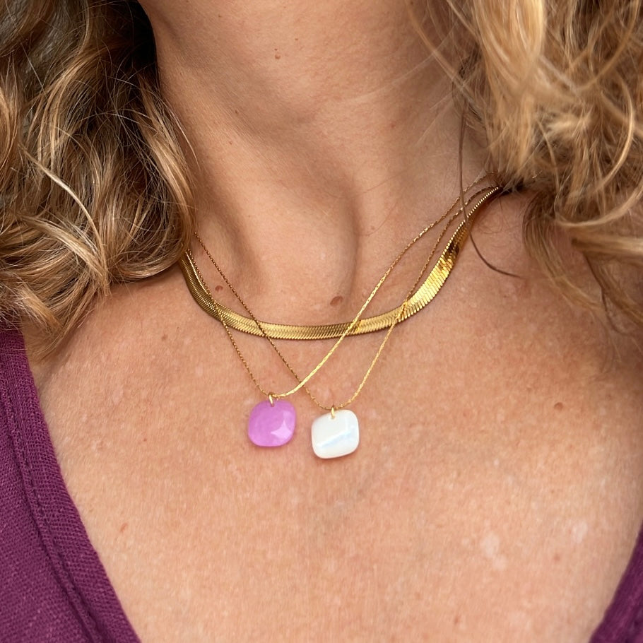 cadena o collar boho con colgante de piedra natural hecho de acero hipoalergénico y resistente al agua. Es color oro. Gold plated stainless steel waterproof mineral pendant necklace