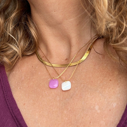 cadena o collar boho con colgante de piedra natural hecho de acero hipoalergénico y resistente al agua. Es color oro. Gold plated stainless steel waterproof mineral pendant necklace