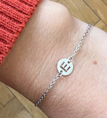 Pulsera con la letra o inicial de tu nombre dorada o plateada. Es el regalo perfecto para una madres e hijos.  Es de acero quirúrgico, hipoalergénico y resistente al agua 