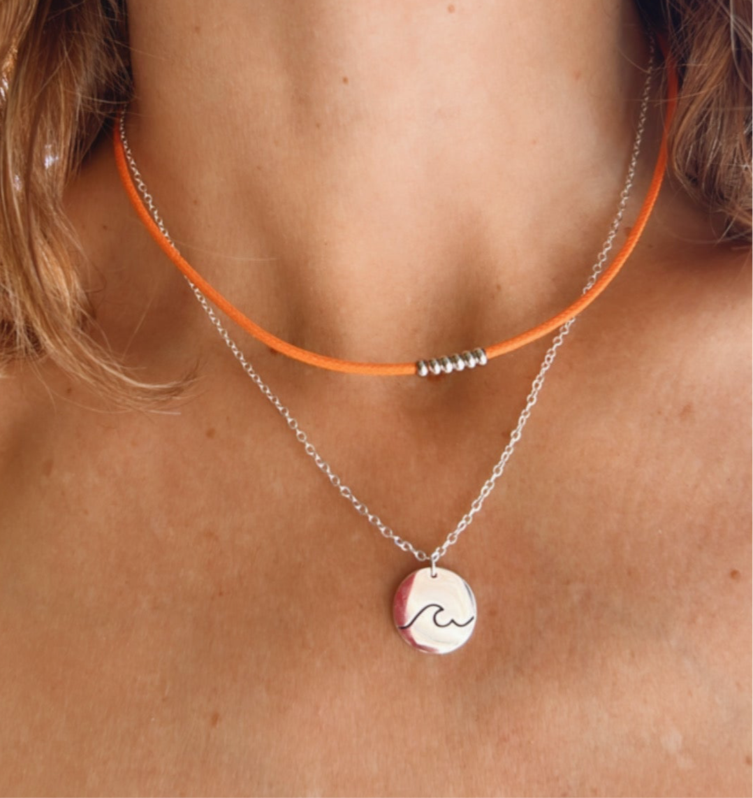 collar de cordón en color naranja con bolitas plateadas o doradas. Gold plated sterling silver bead colorful thread necklace.