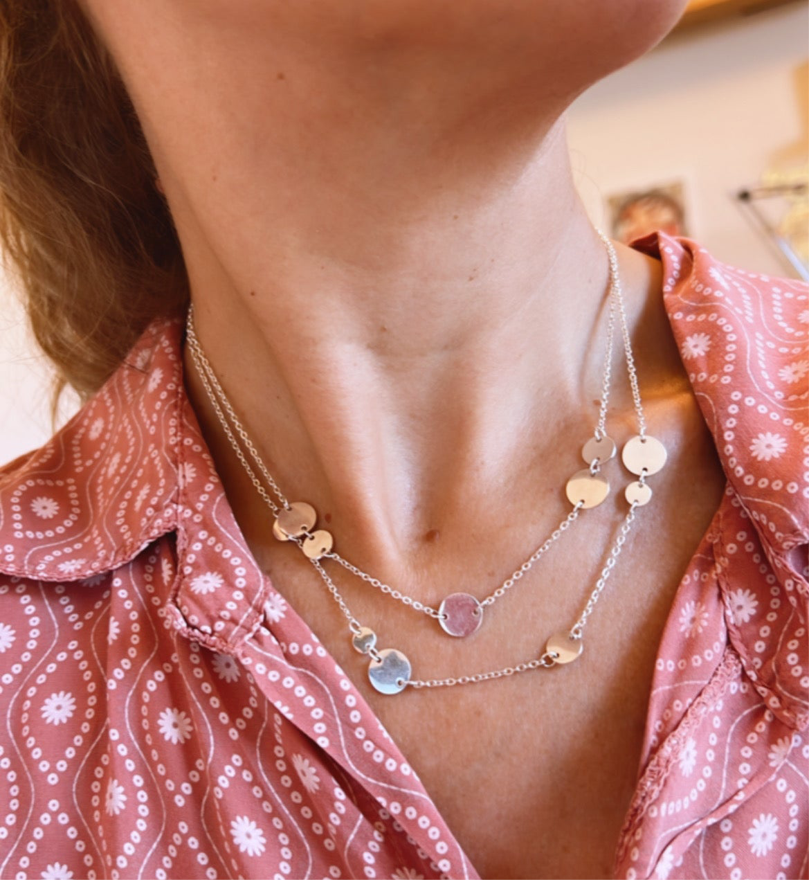 Collar boho de dos cadenas juntas con medallas o chapas estilo monedas.  Es de acero hipoalergénicos resistente al agua. Son 2 collares en 1, perfecto para un look de noche o de día.