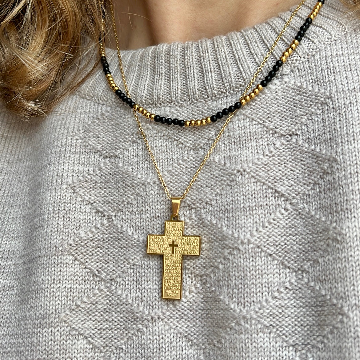 Collar con colgante de cruz ancha e inscripción del padre nuestro. Es de acero quirúrgico hipoalergénico y resistente al agua. Acabados en acero y dorado. Ideal para regalo