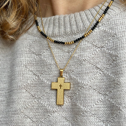 Collar con colgante de cruz ancha e inscripción del padre nuestro. Es de acero quirúrgico hipoalergénico y resistente al agua. Acabados en acero y dorado. Ideal para regalo