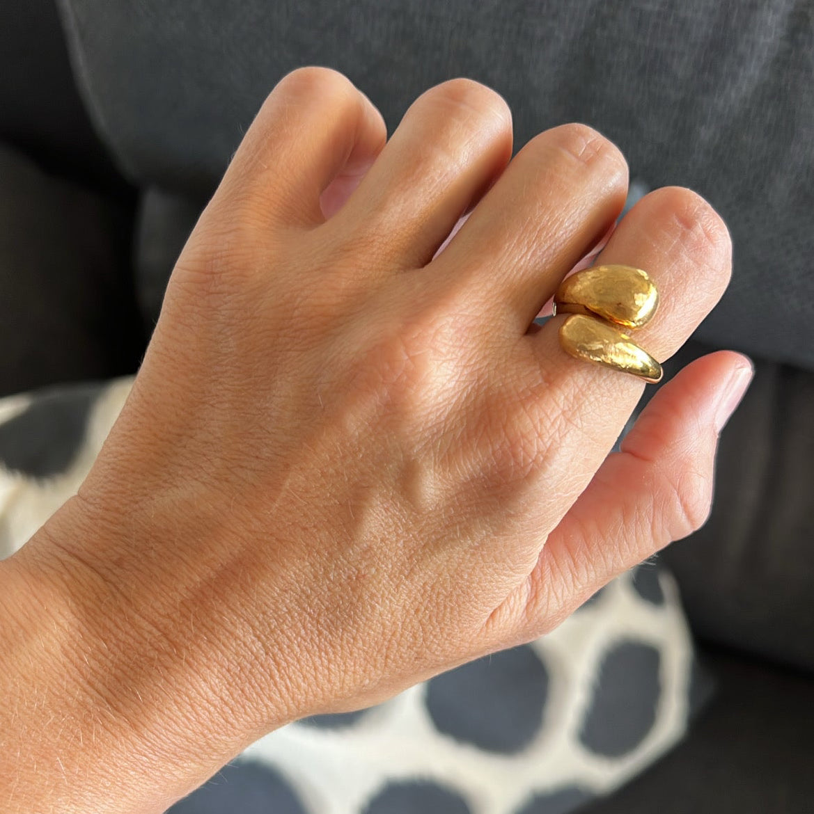 anillo ajustable,grande, dorado y resistente al agua ideal para  completar look de nvitada a bodas, bautizos y comuniones. está confeccionado en acero hipoalergénico y es la idea de regalo perfecto para el día de la madre o amigo invisible. Gold plated stainless steel adjustable waterproof ring